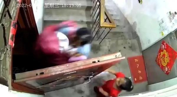 山东莱阳警方回应母女被雨衣男拖拽进屋：两人刚离婚 男子已被刑拘