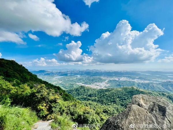 喜提全国热搜!深圳天空出现“丁达尔效应”,网友开始斗图... 喜提全国热搜!深圳天空出现“丁达尔效应”,网友开始斗图...