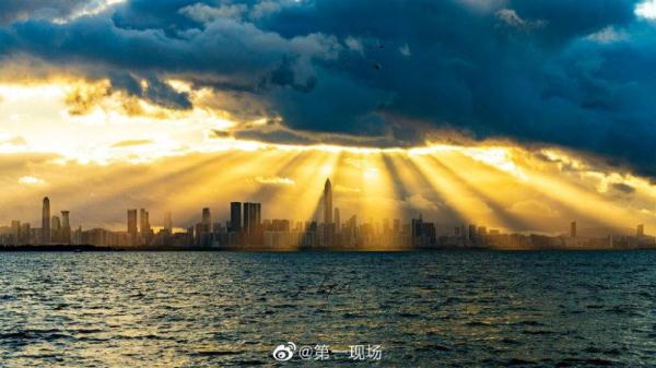 光是什么形状？深圳天空出现丁达尔现象