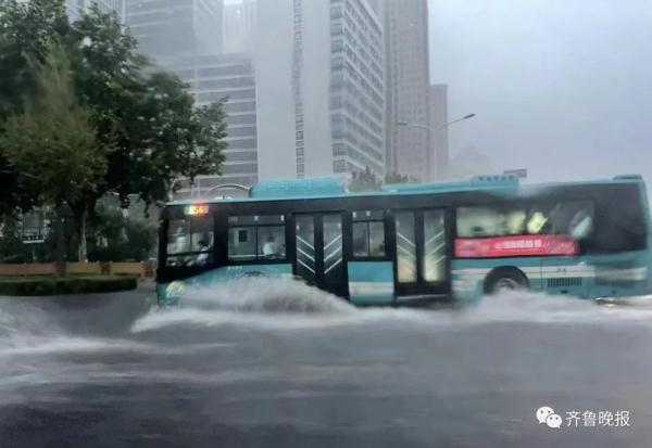 过去1小时，山东降下440个大明湖！多地仍有大到暴雨，今天你迟到了吗？