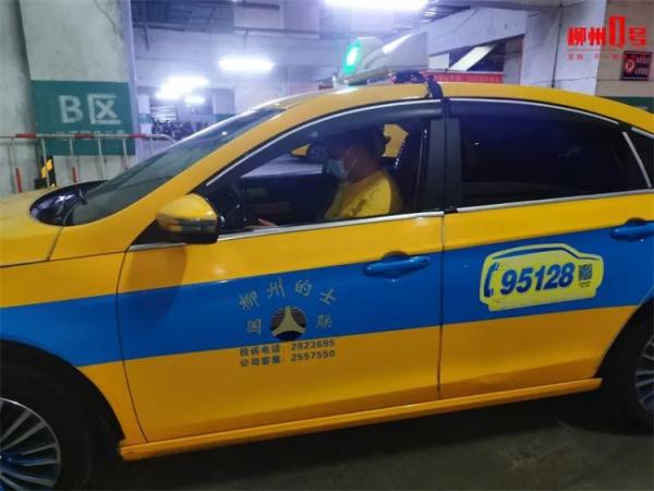 太突然！孕妇出租车上分娩，宝宝哭了一会没声了…柳州的哥果断这样做！