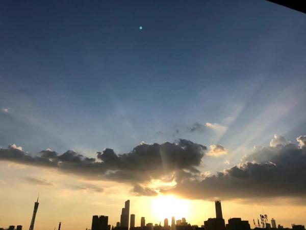 光是什么形状？深圳天空出现丁达尔现象