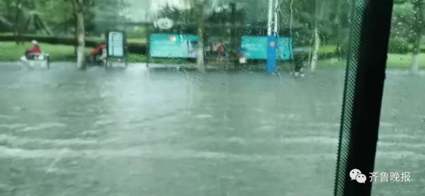 过去1小时，山东降下440个大明湖！多地仍有大到暴雨，今天你迟到了吗？