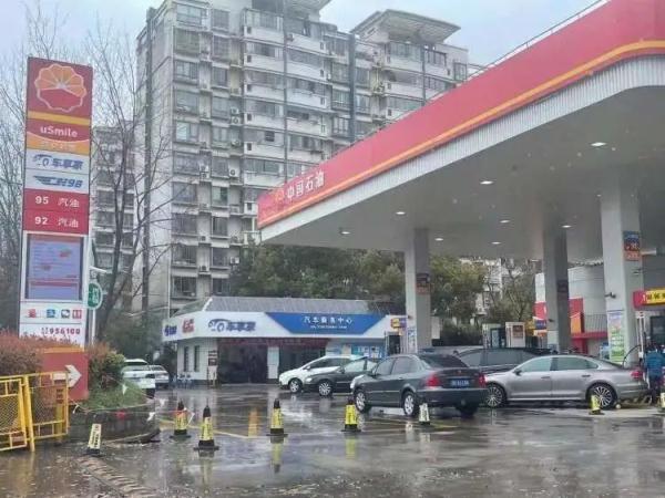 今晚油价迎来“二连跌”，92号汽油价格重回“8元”！