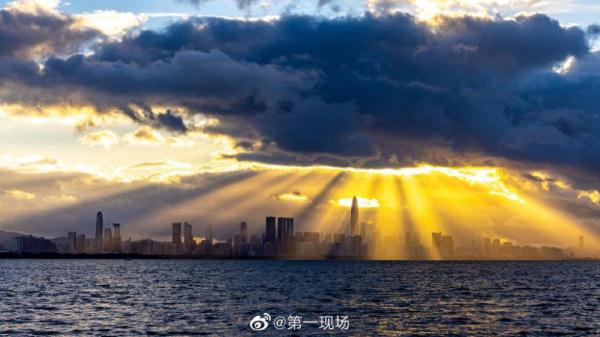 光是什么形状？深圳天空出现丁达尔现象