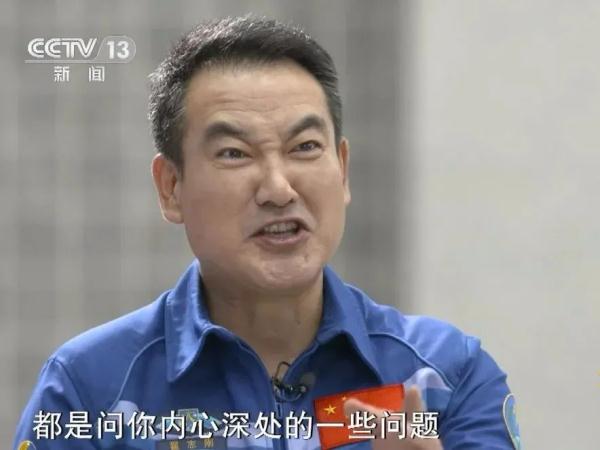 返回前就约好了搓澡？“太空梗王”，又爆彩蛋…