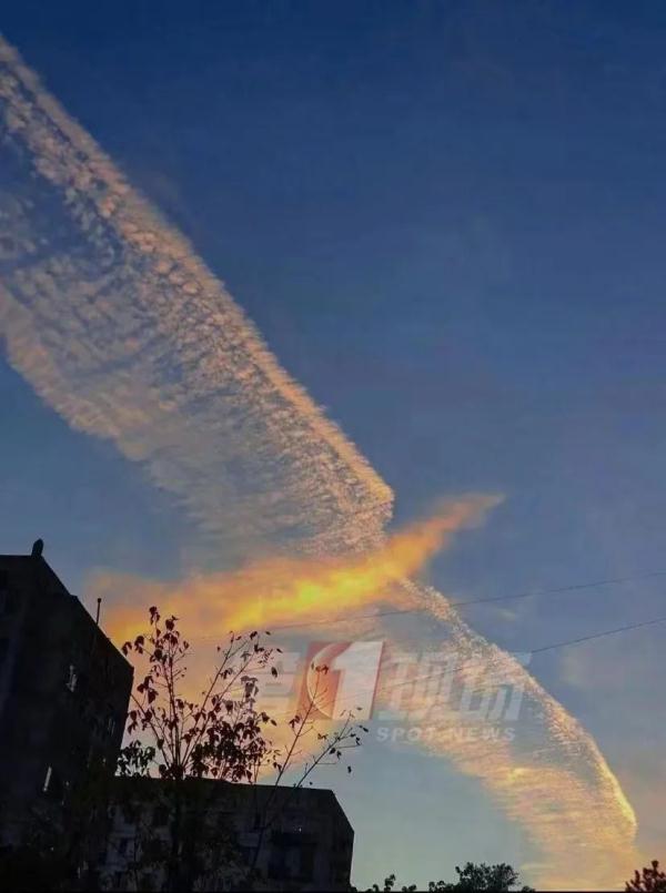 喜提全国热搜!深圳天空出现“丁达尔效应”,网友开始斗图... 喜提全国热搜!深圳天空出现“丁达尔效应”,网友开始斗图...