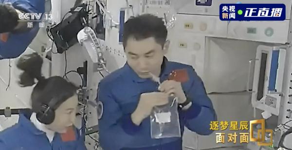 返回前就约好了搓澡？“太空梗王”，又爆彩蛋…