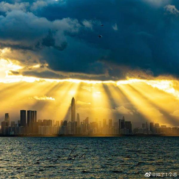 光是什么形状？深圳天空出现丁达尔现象