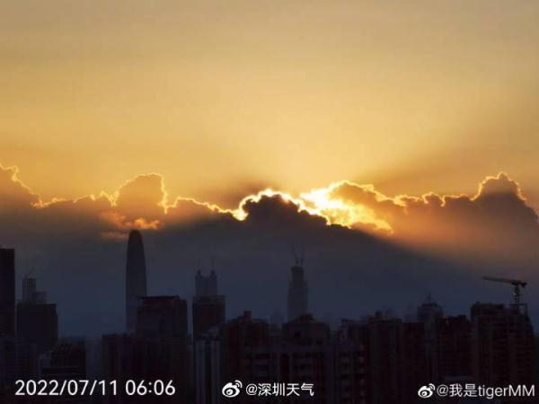 光是什么形状？深圳天空出现丁达尔现象