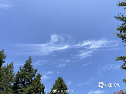 北京蓝天再现钩卷云丝丝缕缕扮靓天空