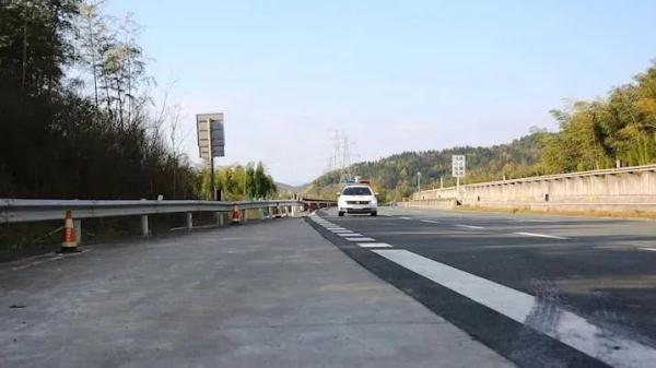 高速公路倒车请注意，一次性记满12分！| 一线微观