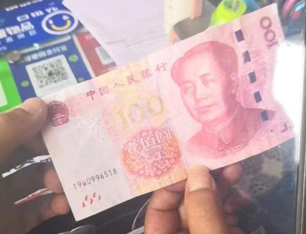 大快人心！三男子用假币找零套现被抓