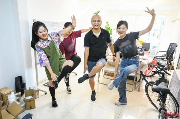 一公司举办减肥比赛，减一斤奖50元！员工的操作亮了