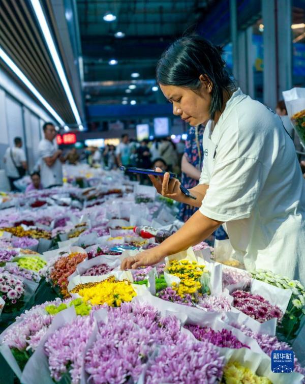 昆明斗南花市繁荣“夜经济”