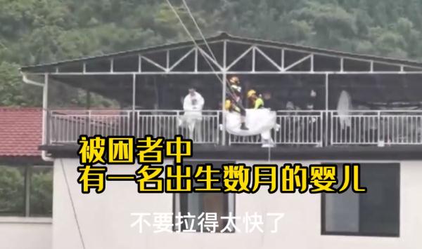 暖心！婴儿被困洪水中…消防人员全力救援