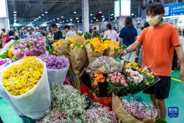 昆明斗南花市繁荣“夜经济”