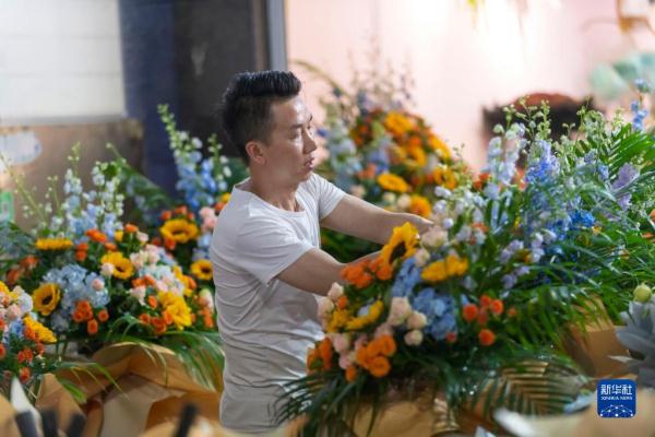 昆明斗南花市繁荣“夜经济”