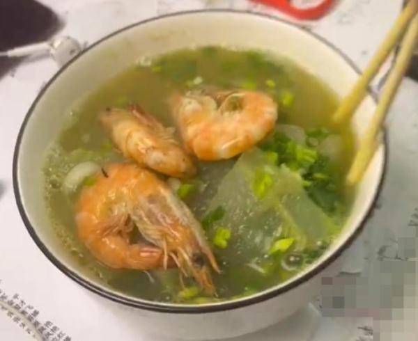 一公司举办减肥比赛，减一斤奖50元！员工的操作亮了