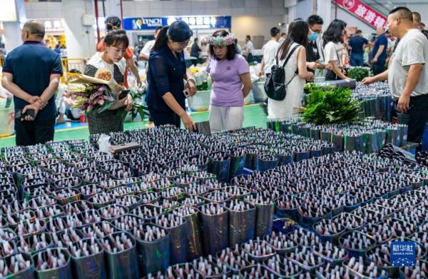 昆明斗南花市繁荣“夜经济”