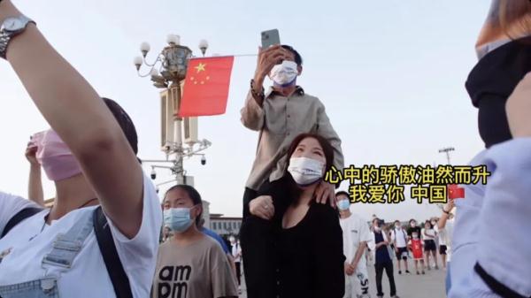 “看见了没有，爸？”洛阳女孩扛起75岁养父看升旗
