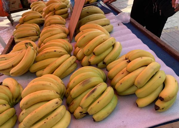 最佳代言!猴哥“光顾”香蕉摊,一边吃一边卖货? 最佳代言!猴哥“光顾”香蕉摊,一边吃一边卖货?