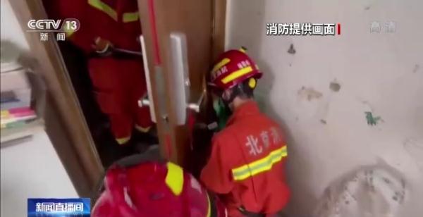 警惕缝隙孔洞、扶梯等卡孩子手脚！暑期须注意儿童安全