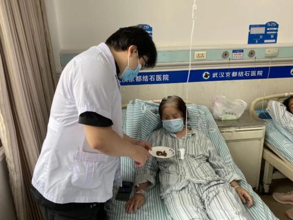 1300多颗结石搞坏老太胆囊，医生：来得太晚了！