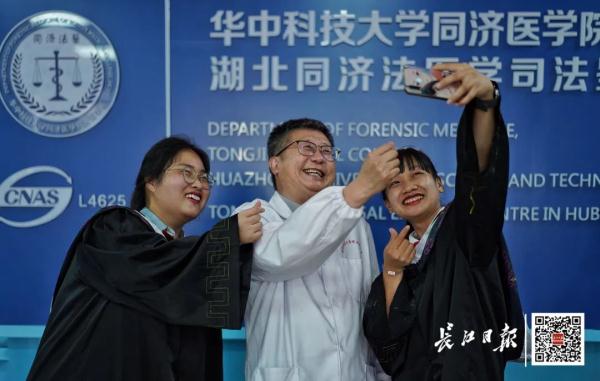 给死者当翻译40年，武汉61岁法医火上热搜！