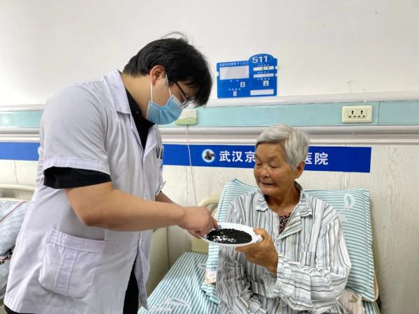 1300多颗结石搞坏老太胆囊，医生：来得太晚了！