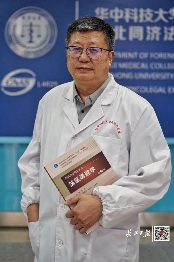 给死者当翻译40年，武汉61岁法医火上热搜！