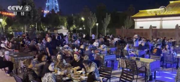 新疆喀什今年接待游客近千万人次 “夜游喀什”活动更添人气 新疆喀什今年接待游客近千万人次 “夜游喀什”活动更添人气