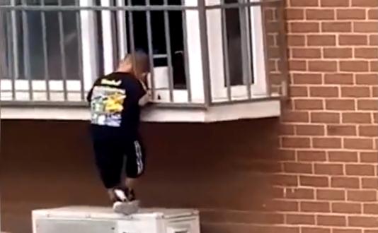 惊险！男童头部被卡防盗窗外，身体悬空