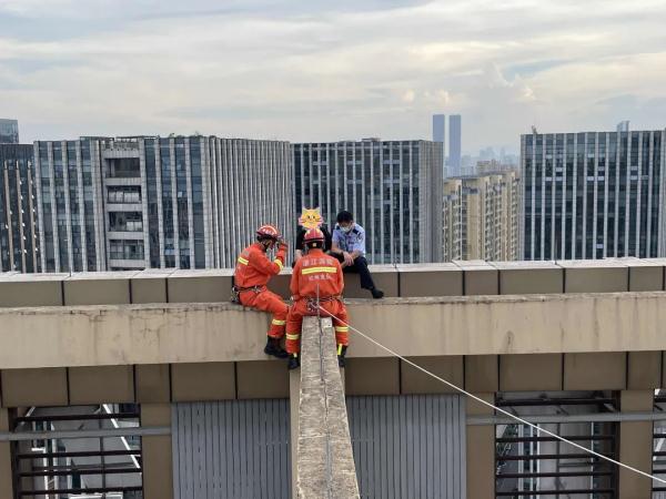 40℃，杭州竟有人在楼顶暴晒200分钟！真相让人唏嘘…