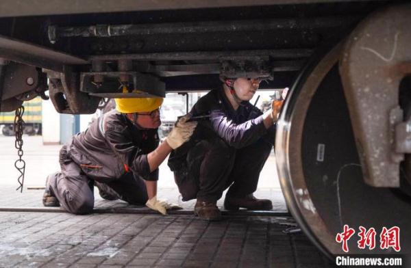 铁路“听风者”：高温下“听风辨音”保障运输安全