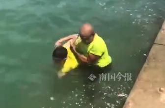 十多岁男孩谎称会游泳，偷偷跳下柳江河，没过多久岸上的人着急了...