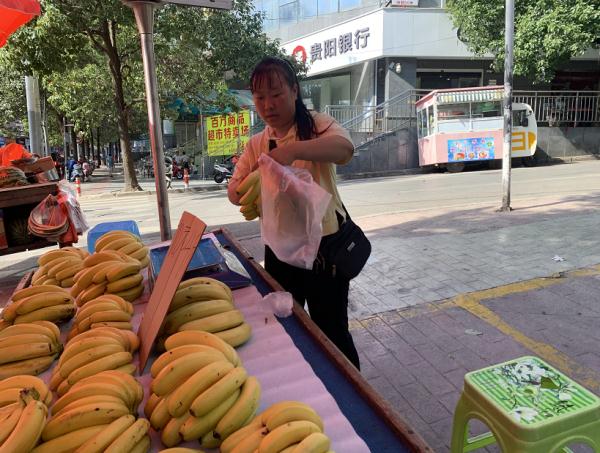 最佳代言!猴哥“光顾”香蕉摊,一边吃一边卖货? 最佳代言!猴哥“光顾”香蕉摊,一边吃一边卖货?