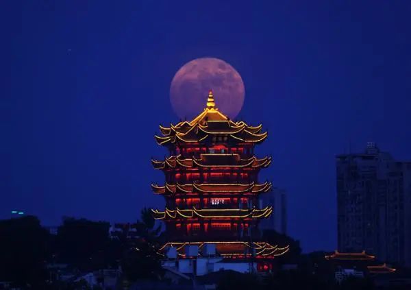 昨晚“超级月亮”惊艳刷屏！没看够，再来回味一遍→