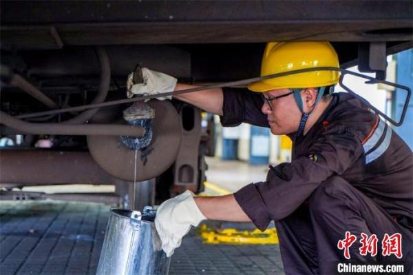 铁路“听风者”：高温下“听风辨音”保障运输安全