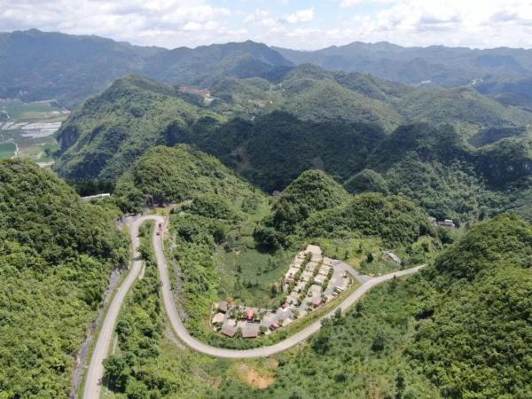 天坑悬崖之上，一场山地极速“救援”令人热血沸腾！