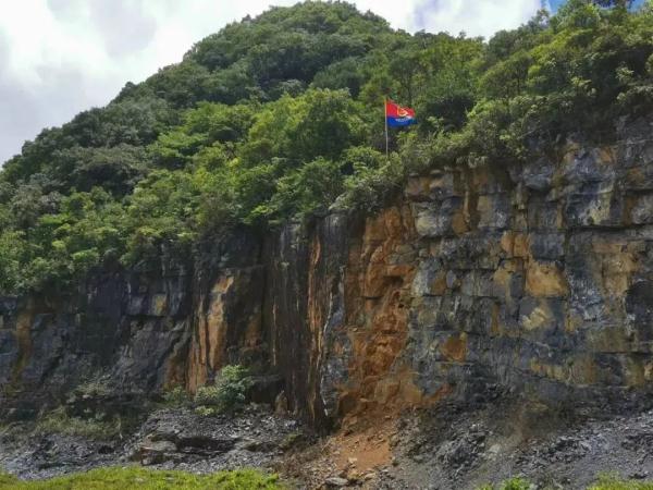 天坑悬崖之上，一场山地极速“救援”令人热血沸腾！