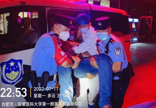 又一次，这名警察救下他！