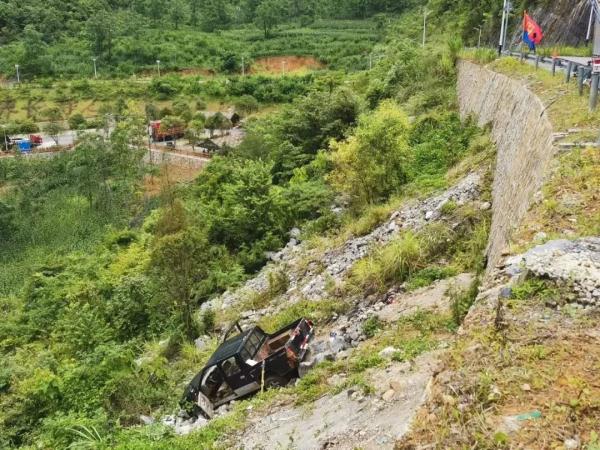 天坑悬崖之上，一场山地极速“救援”令人热血沸腾！