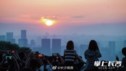 登麓山看日出请提前预约并走景区东门 登麓山看日出请提前预约并走景区东门