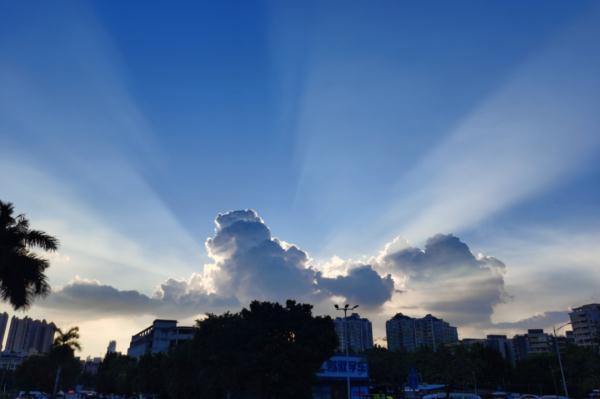 广州最近的天空美得让人窒息！雨水终于要来了，还有天文大潮……
