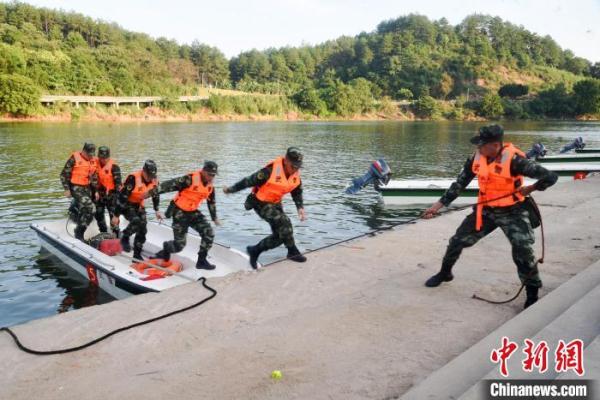 武警福建总队龙岩支队舟艇操作手集训 提升官兵抢险救援能力