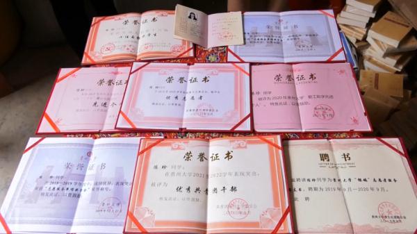 贵州励志女孩毕业了!拖回满满一箱惊喜,父母:很欣慰 贵州励志女孩毕业了!拖回满满一箱惊喜,父母:很欣慰