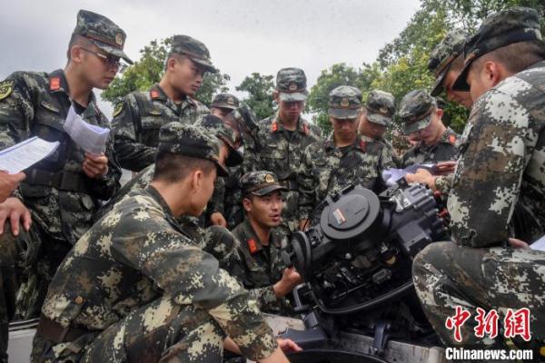 武警福建总队龙岩支队舟艇操作手集训 提升官兵抢险救援能力