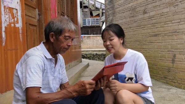 贵州励志女孩毕业了!拖回满满一箱惊喜,父母:很欣慰 贵州励志女孩毕业了!拖回满满一箱惊喜,父母:很欣慰