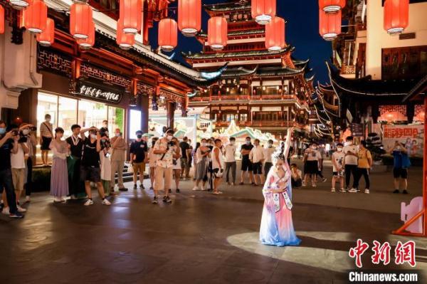 上海豫园开启夏日游园会 邀游客玩转“古风市集”